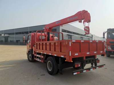 隨車(chē)吊灑水車(chē) 多功能合一的高效作業(yè)裝備